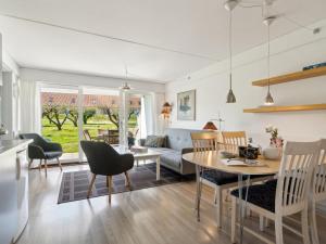 Posezení v ubytování Apartment Bratko - 300m from the sea by Interhome