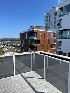 een balkon met uitzicht op een gebouw bij First Apartment Lillestrøm in Lillestrøm