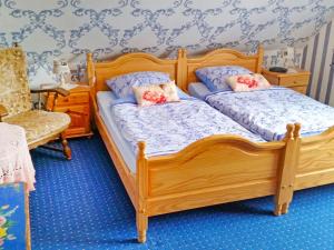2 camas individuais num quarto com uma cadeira em Apartment Daija by Interhome em Pewsum