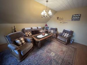 uma sala de estar com sofás, uma mesa e cadeiras em Apartment Daija by Interhome em Pewsum