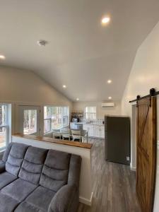 un salon avec un canapé et une cuisine dans l'établissement Compass Cove Cottage Oceanfront and Private trails, à Waweig