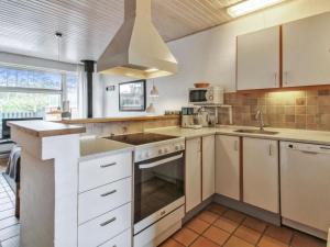 Kuchyň nebo kuchyňský kout v ubytování Apartment Rufina - 3-5km from the sea by Interhome