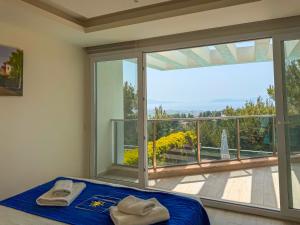 een slaapkamer met een bed en een groot raam bij Exclusive Villas in Kuşadası
