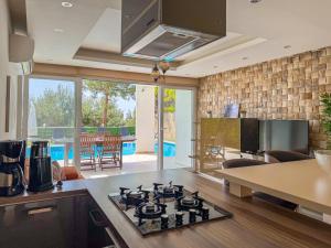 een keuken met een fornuis bovenste oven naast een woonkamer bij Exclusive Villas in Kuşadası