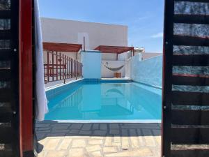 Una puerta con vistas a la piscina en INMOTEGA - Suites TG en San Luis Potosí