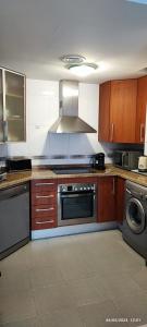 Η κουζίνα ή μικρή κουζίνα στο Diora Vila Park Apartment +27 φωτογραφίες