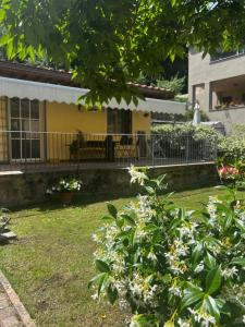 佛羅倫斯的住宿－La Serra Sognante Guest house con giardino，一座花园,在房子前种有鲜花