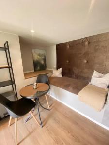 um quarto com uma cama, uma mesa e uma cadeira em Vikavegen Stryn em Stryn