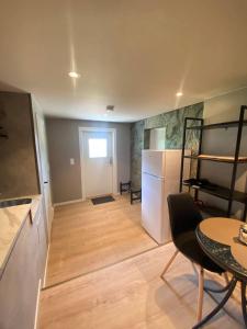 Vikavegen Stryn في سترين: غرفة معيشة مع ثلاجة وطاولة