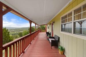 Balkón nebo terasa v ubytování Entire 2br 2ba hilltop view home Sleeps 8 pets 4 acres Jacuzzi Central AC Kingbeds Office Free WiFi Parking Full Kitchen Refrigerator Washer Dryer Furnished Three 3 Large Sunset Dining Patios Grill Stovetop Oven Hiking Wildlife Firepit Quiet very Secluded