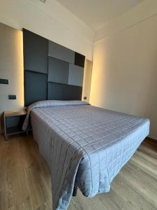 ein Schlafzimmer mit einem großen Bett in einem Zimmer in der Unterkunft Hotel Cobalto in Rimini