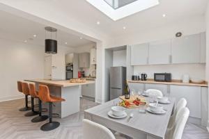 Η κουζίνα ή μικρή κουζίνα στο Beautiful House - Sleeps up to 7 - Free Parking, Fast Wifi and Smart TV by Yoko Property