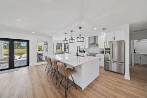 Φωτογραφία από το άλμπουμ του 6BR Luxury Wellington Villa with Pool & Spa σε Wellington