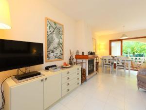 una sala de estar con TV en una cómoda blanca en Holiday Home Mas Rovira 8 by Interhome, en Bellcaire dʼEmpordà