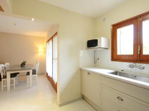 Kuchyňa alebo kuchynka v ubytovaní Holiday Home Mas Rovira 8 by Interhome