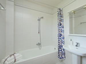Kúpeľňa v ubytovaní Holiday Home Mas Rovira 8 by Interhome