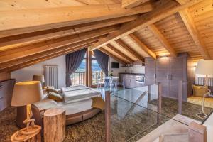 a living room with wooden ceilings and a glass floor at Horse House in Romallo