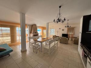 Μια τηλεόραση ή/και κέντρο ψυχαγωγίας στο Apartment Galeb Komarna