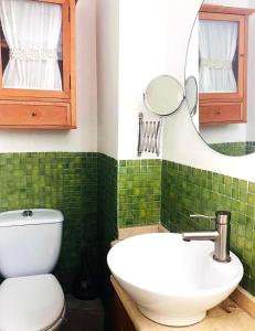 een badkamer met een toilet, een wastafel en een spiegel bij Encantador piso en el Grao de Valencia in Valencia