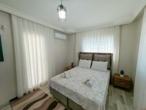 Postel nebo postele na pokoji v ubytování Begonville Villas Ladies Beach