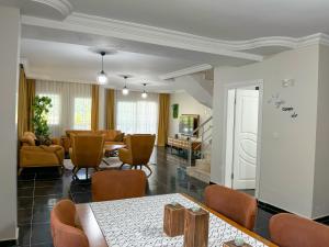 - un salon avec une table et des chaises dans l'établissement Begonville Villas Ladies Beach, à Kusadası