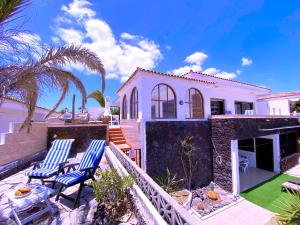 Villa mit Blick auf das Haus in der Unterkunft Tropicalidays Atlantic Hideaway Costa del Silencio in Costa Del Silencio