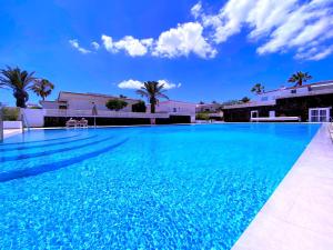 ein großes Schwimmbecken mit blauem Wasser in der Unterkunft Tropicalidays Atlantic Hideaway Costa del Silencio in Costa Del Silencio
