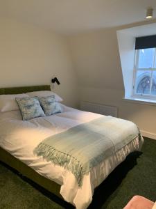 sypialnia z dużym łóżkiem i oknem w obiekcie STAG & THISTLE HOTEL AND RESTAURANT w mieście Fraserburgh