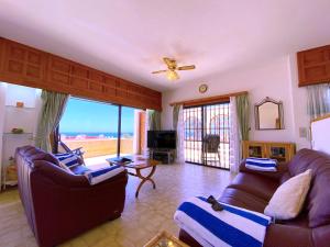 ein Wohnzimmer mit zwei Sofas und einem Fernseher in der Unterkunft Tropicalidays Atlantic Hideaway Costa del Silencio in Costa Del Silencio