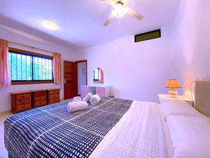 ein Schlafzimmer mit einem Bett mit zwei Stofftieren darauf in der Unterkunft Tropicalidays Atlantic Hideaway Costa del Silencio in Costa Del Silencio + 63 Fotos