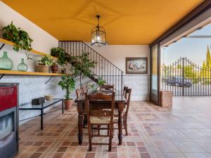 巴亞納的住宿－Holiday Home Villa San Vicente by Interhome，一间带桌椅的用餐室