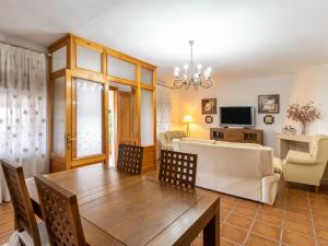 Televízia a/alebo spoločenská miestnosť v ubytovaní Holiday Home Villa San Vicente by Interhome
