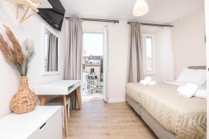 um quarto branco com uma cama e uma janela em Patras Luxury Apartment em Corfu Town