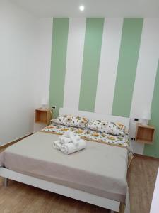 a bedroom with a bed with towels on it at Vama House in Naples