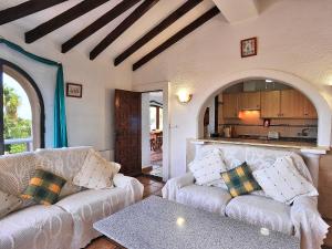 ein Wohnzimmer mit zwei weißen Sofas und einem Tisch in der Unterkunft Holiday Home Vina by Interhome in Jávea