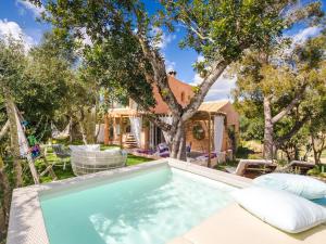 Bazén v ubytování Holiday Home Sa Font by Interhome nebo v jeho okolí