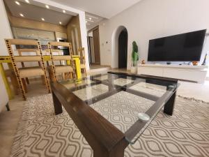 Телевізор і / або розважальний центр в New appartement with à private pool