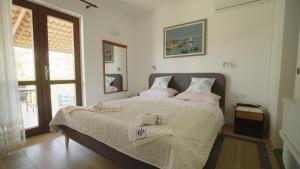 1 dormitorio con 1 cama con 2 toallas en Vila Karolina en Rovinj