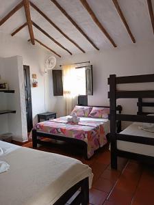 1 Schlafzimmer mit 2 Betten und einem Fenster in der Unterkunft Hotel Campestre Casona del Camino Real in San Gil