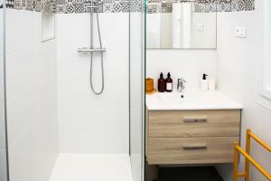 bagno con doccia e lavandino di Appartement au coeur du Vieux-Port a Marsiglia