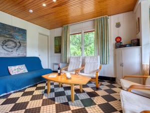 ラカノーにあるHoliday Home La Chanterelle by Interhomeの青いソファとテーブルのあるリビングルーム