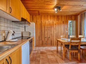 ラカノーにあるHoliday Home La Chanterelle by Interhomeのテーブルとダイニングルームのあるキッチン