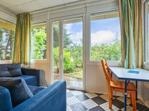 ラカノーにあるHoliday Home La Chanterelle by Interhomeのソファとテーブルのあるリビングルーム +36枚の写真