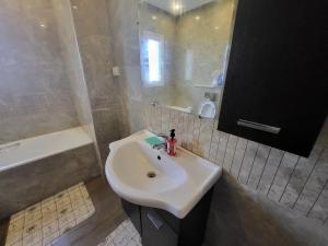 Ванна кімната в New appartement with à private pool