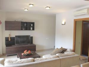 Et tv og/eller underholdning på Holiday Home Rosa by Interhome