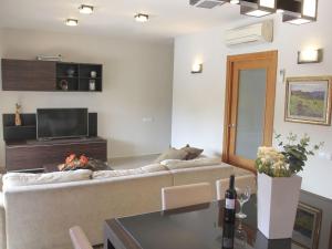 Et tv og/eller underholdning på Holiday Home Rosa by Interhome