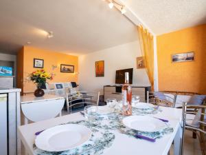 ein Esszimmer mit einem weißen Tisch und Stühlen in der Unterkunft Apartment Le Florid-3 by Interhome in Cap d'Agde