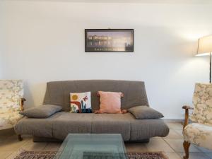 Sainte-BarbeにあるApartment Isara by Interhomeのソファとガラスのテーブルのあるリビングルーム +32枚の写真