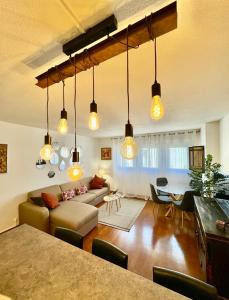 una sala de estar con un sofá y una mesa en SWEET HOME Le 82, en Cannes