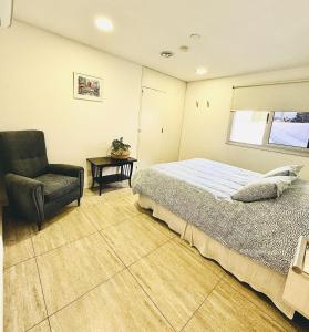 1 dormitorio con 1 cama y 1 silla en Jaque Mate Hostel en Mendoza